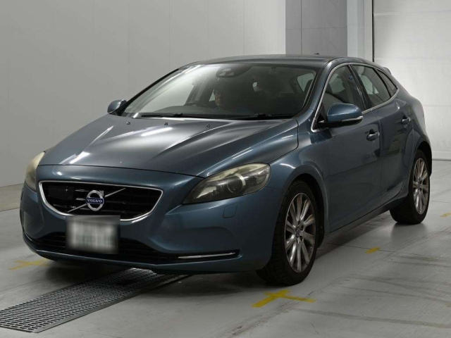 VOLVO V40 — фото