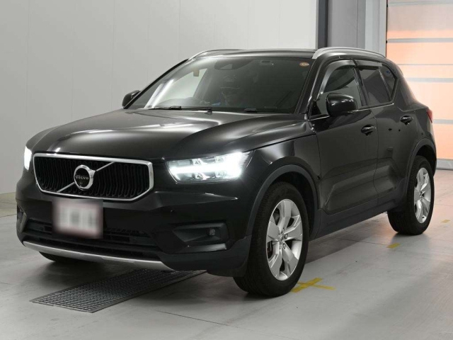 VOLVO XC40 — фото