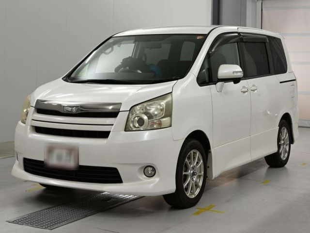 TOYOTA NOAH — фото