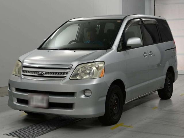 TOYOTA NOAH — фото