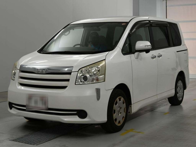 TOYOTA NOAH — фото