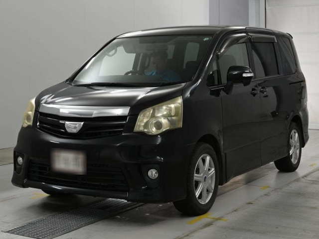 TOYOTA NOAH — фото