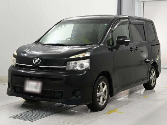 TOYOTA VOXY — фото