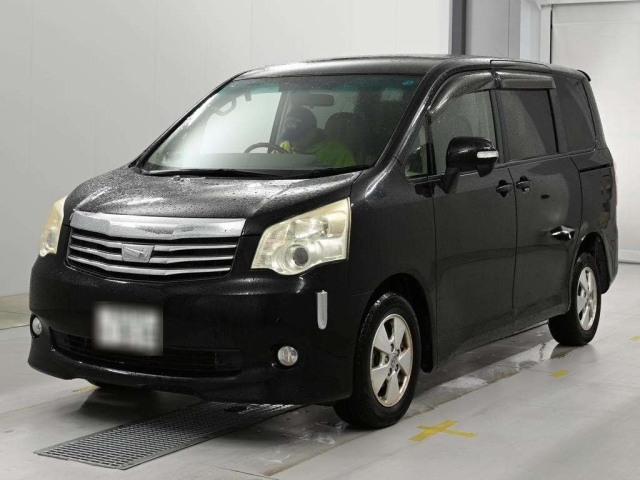 TOYOTA NOAH — фото