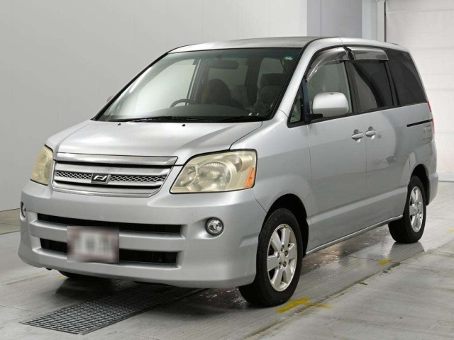 TOYOTA NOAH — фото