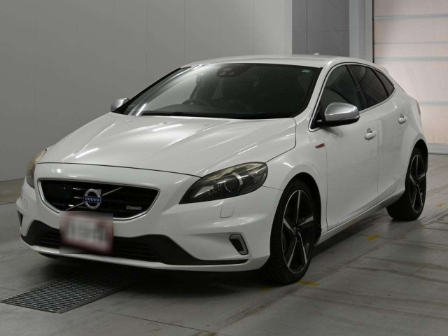 VOLVO V40 — фото