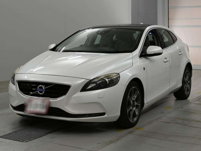 VOLVO V40 — фото