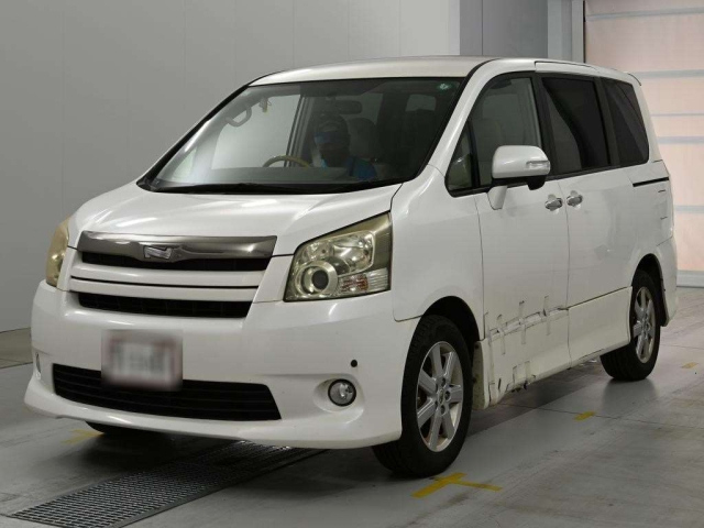 TOYOTA NOAH — фото