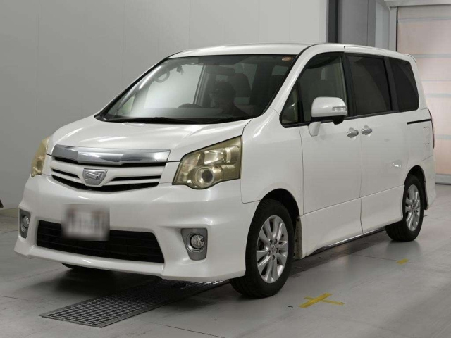 TOYOTA NOAH — фото