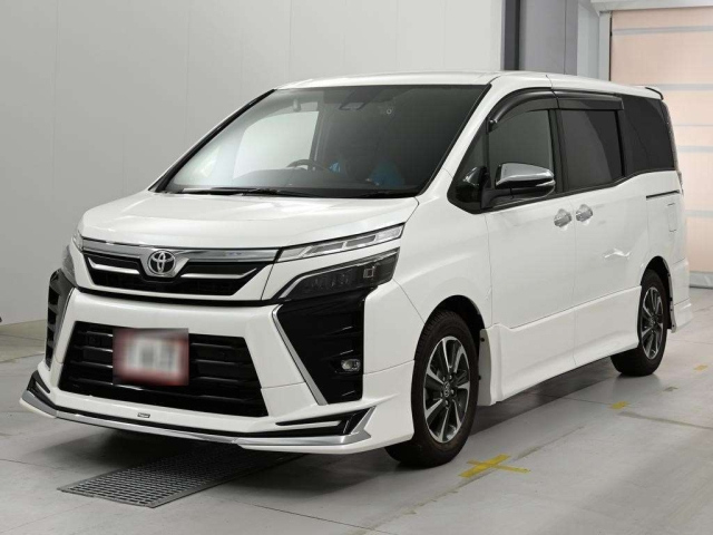 TOYOTA VOXY — фото