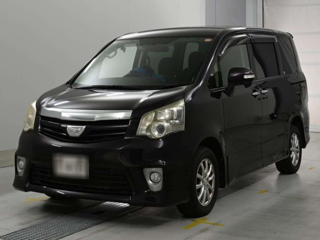 TOYOTA NOAH — фото