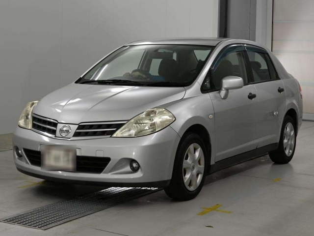 NISSAN TIIDA — фото