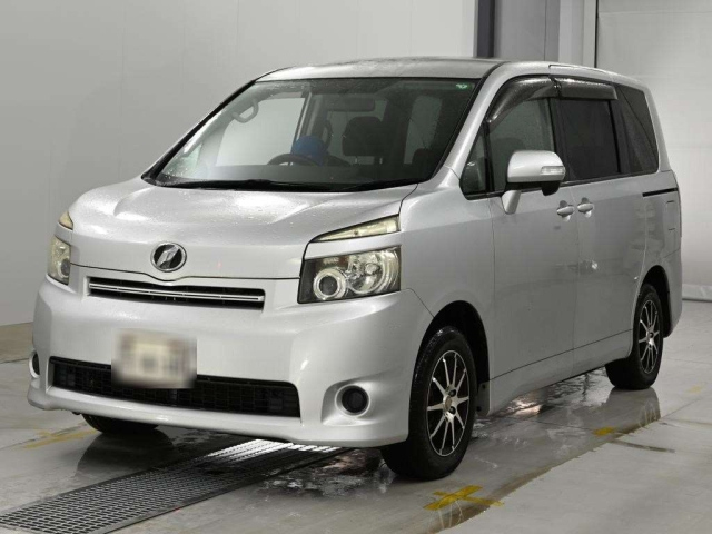 TOYOTA VOXY — фото