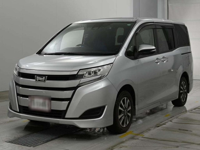 TOYOTA NOAH — фото
