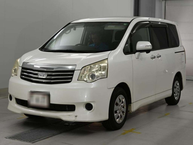 TOYOTA NOAH — фото