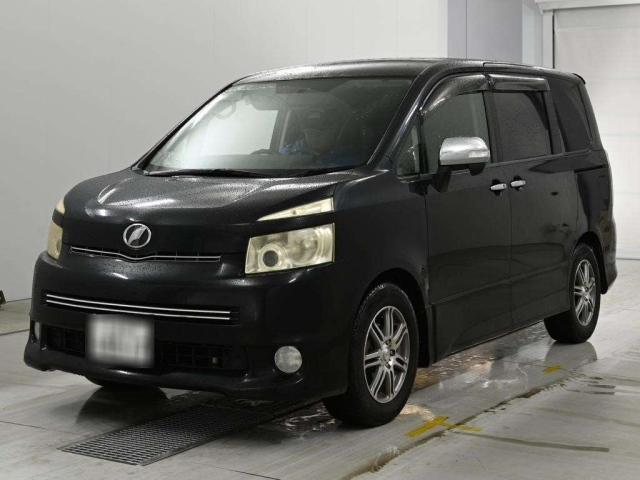 TOYOTA VOXY — фото