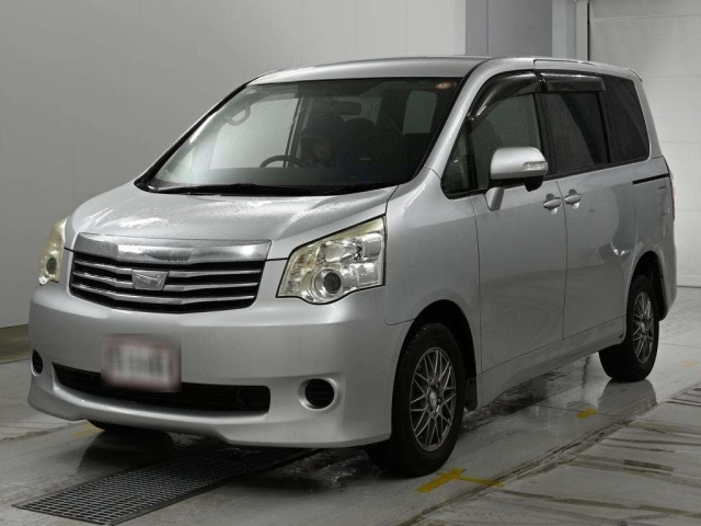 TOYOTA NOAH — фото