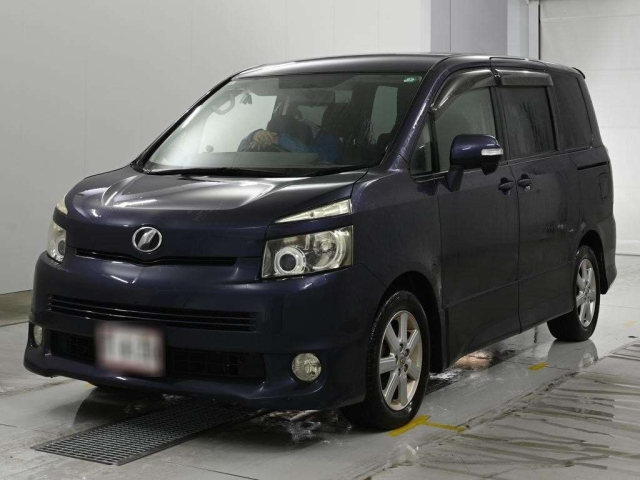 TOYOTA VOXY — фото