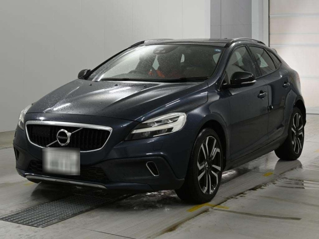 VOLVO V40 — фото