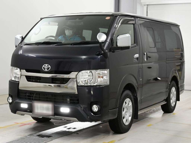 TOYOTA HIACE — фото