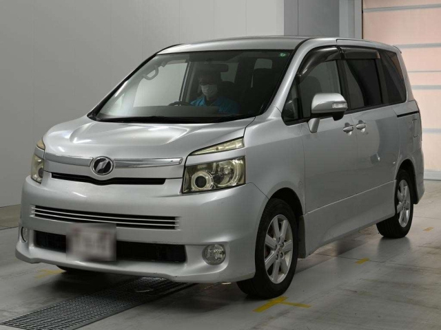 TOYOTA VOXY — фото