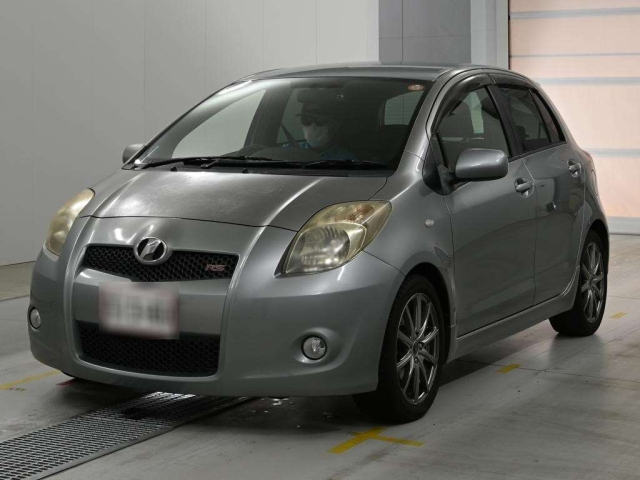 TOYOTA VITZ — фото
