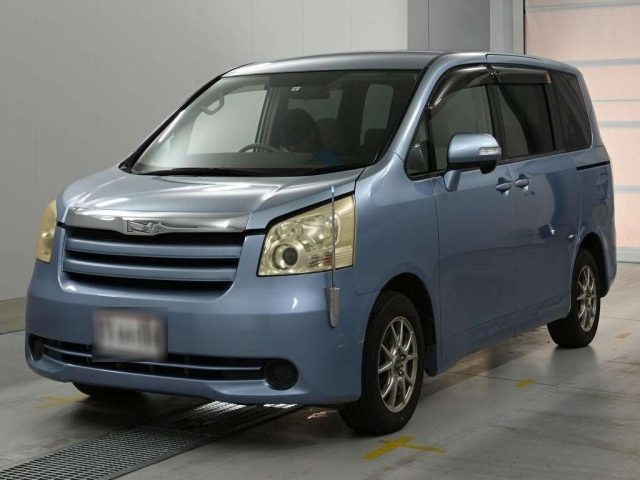 TOYOTA NOAH — фото