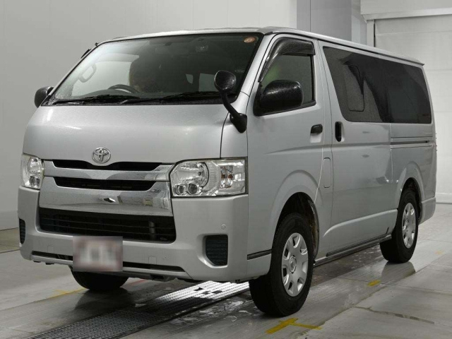 TOYOTA HIACE — фото