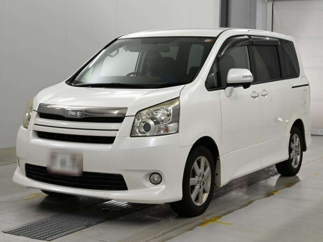 TOYOTA NOAH — фото