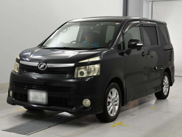 TOYOTA VOXY — фото