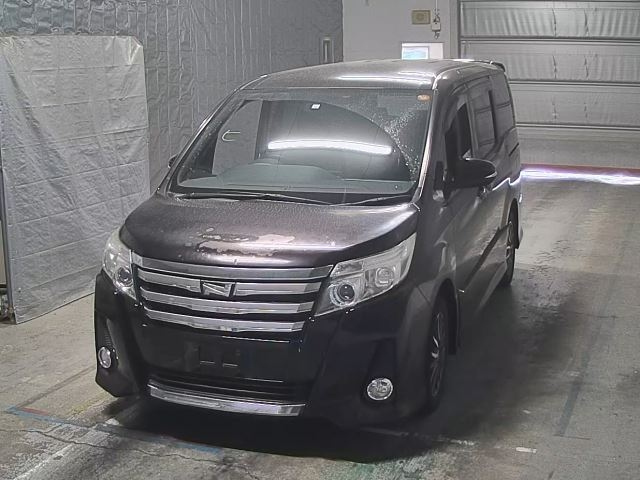 TOYOTA NOAH — фото