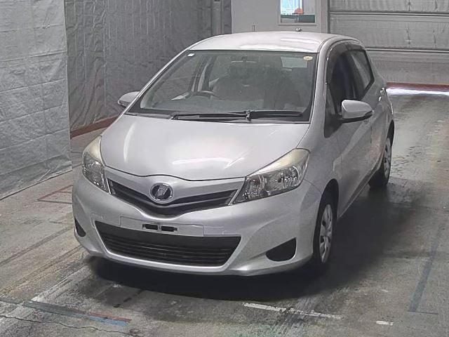 TOYOTA VITZ — фото