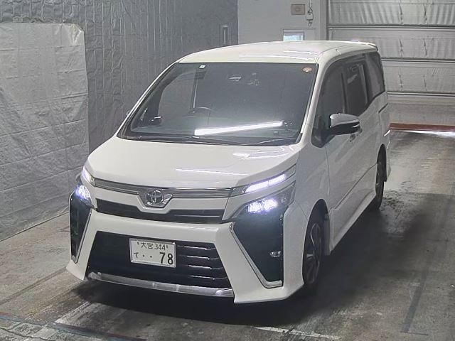 TOYOTA VOXY — фото