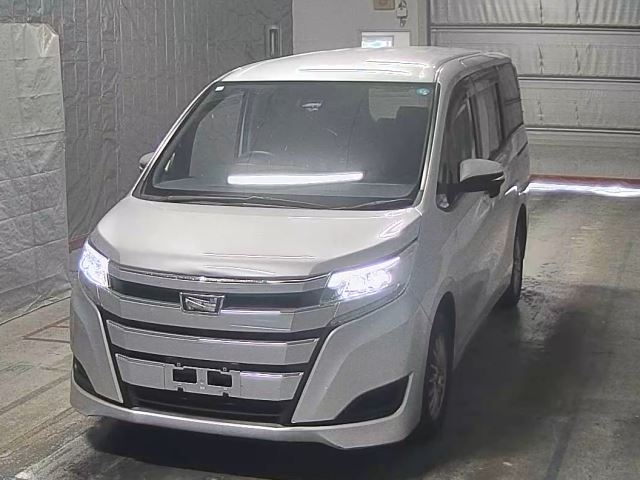 TOYOTA NOAH — фото