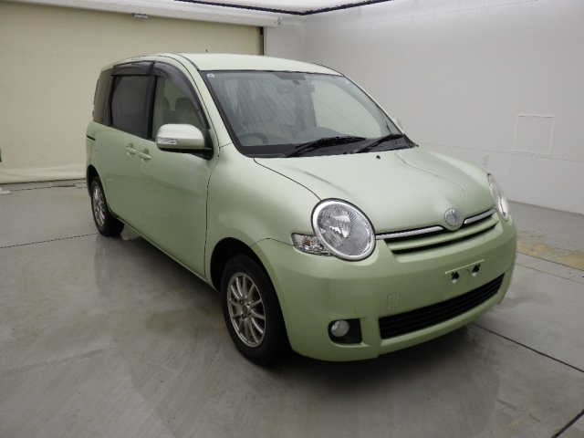 TOYOTA SIENTA — фото