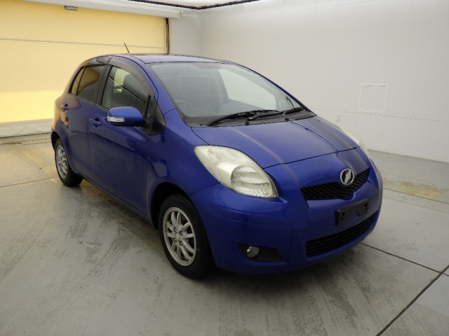 TOYOTA VITZ — фото