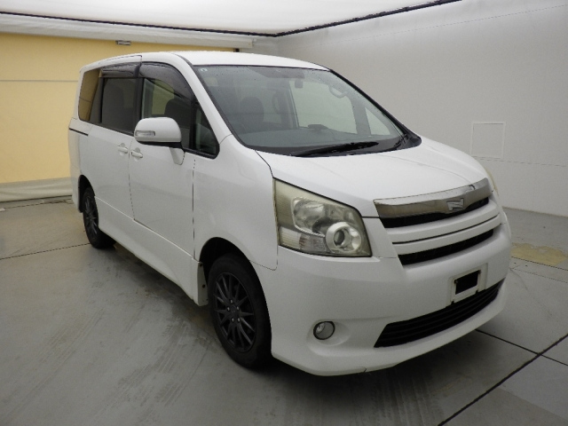TOYOTA NOAH — фото