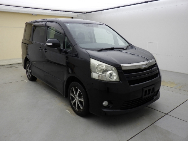 TOYOTA NOAH — фото