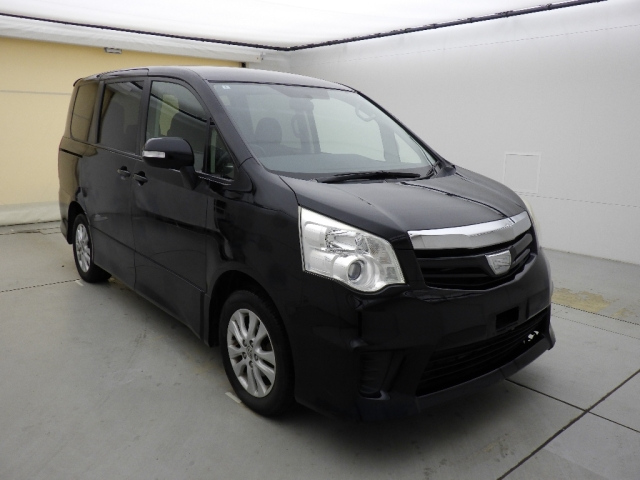 TOYOTA NOAH — фото