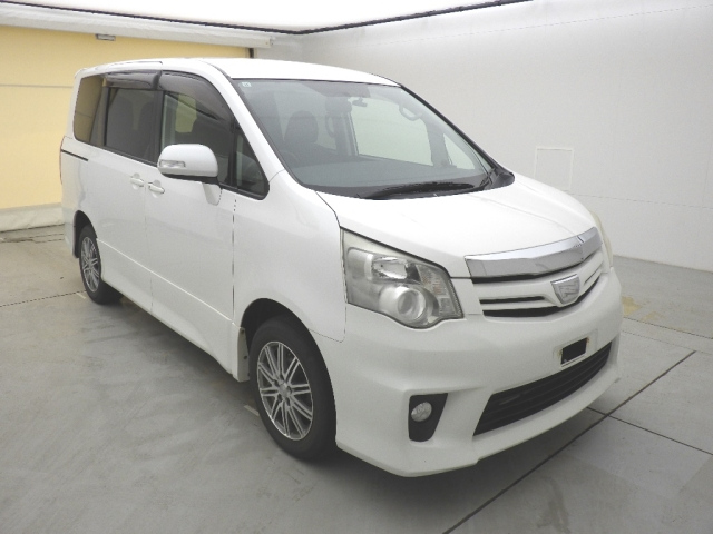 TOYOTA NOAH — фото