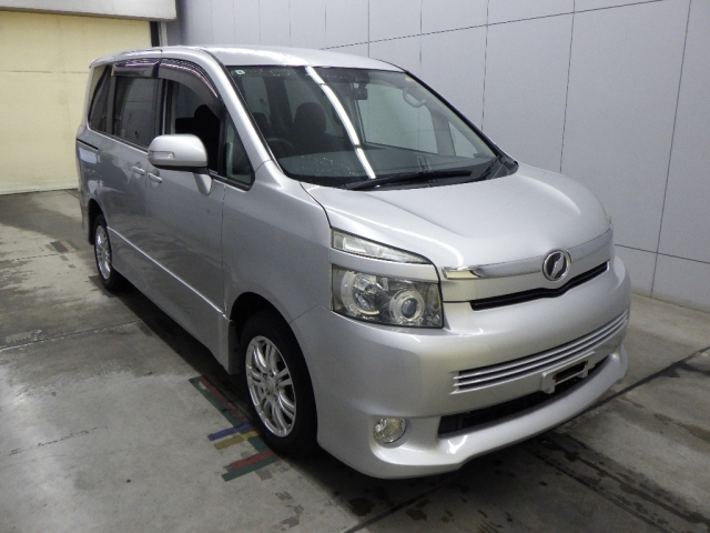 TOYOTA VOXY — фото