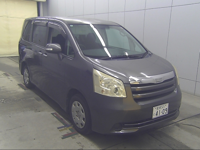 TOYOTA NOAH — фото