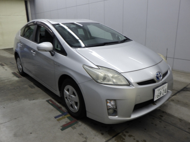 TOYOTA PRIUS — фото