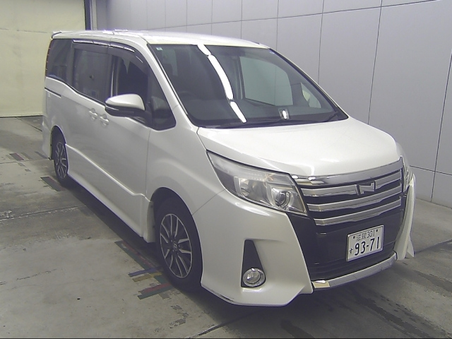 TOYOTA NOAH — фото
