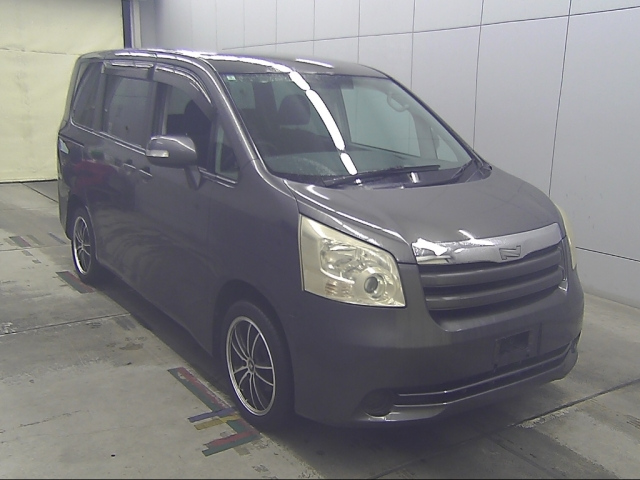 TOYOTA NOAH — фото