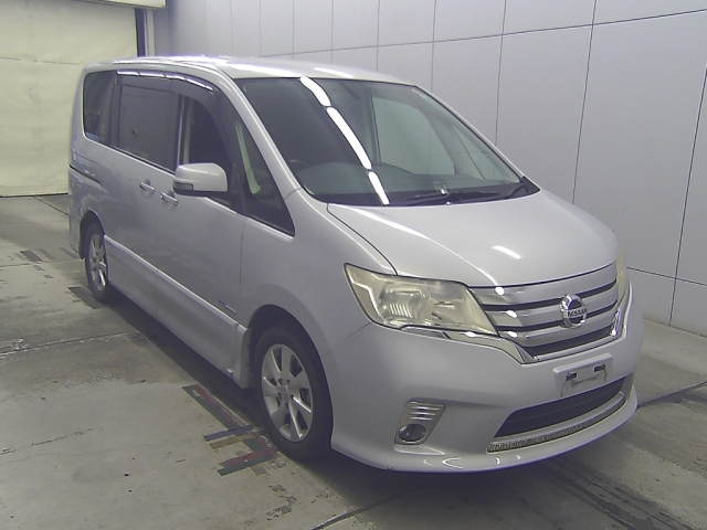 NISSAN SERENA — фото