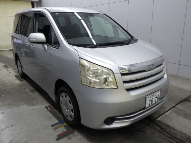 TOYOTA NOAH — фото