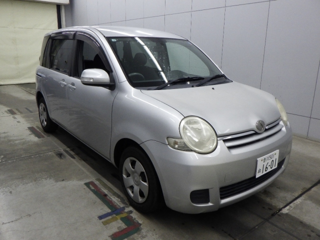 TOYOTA SIENTA — фото