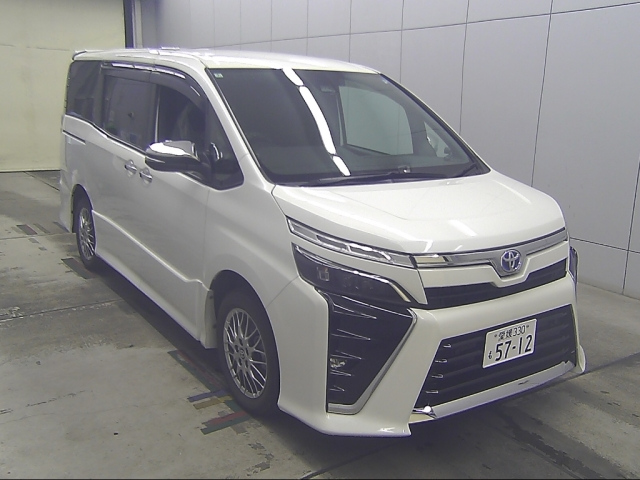 TOYOTA VOXY — фото