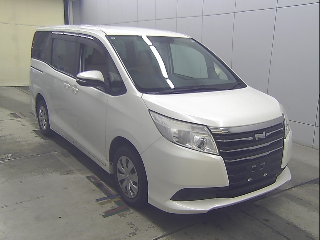 TOYOTA NOAH — фото